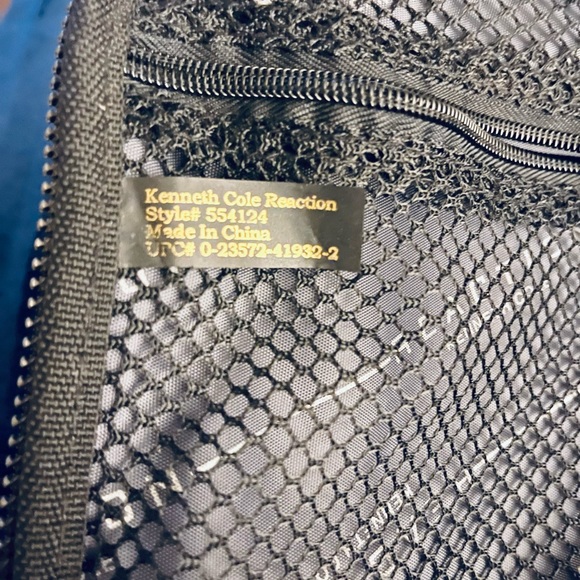 Kenneth Cole Reaction Toiletry/Cosmetic hanging zip up bag - Picture 7 of 9